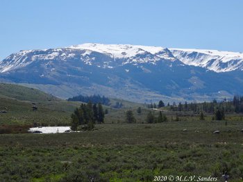 Mountains and Green River on way to Green River Lakes